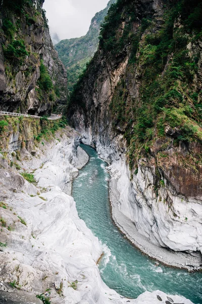 Río y montaña en el Parque Nacional Taroko, Taiwán — Foto de Stock