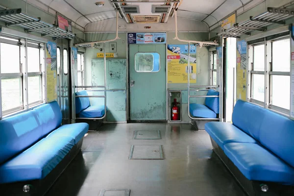 Coreano viejo metro tren interior — Foto de Stock