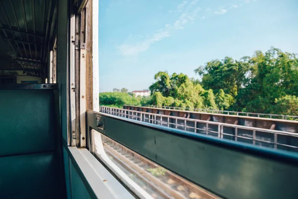 按火车窗的自然景观 — 图库照片