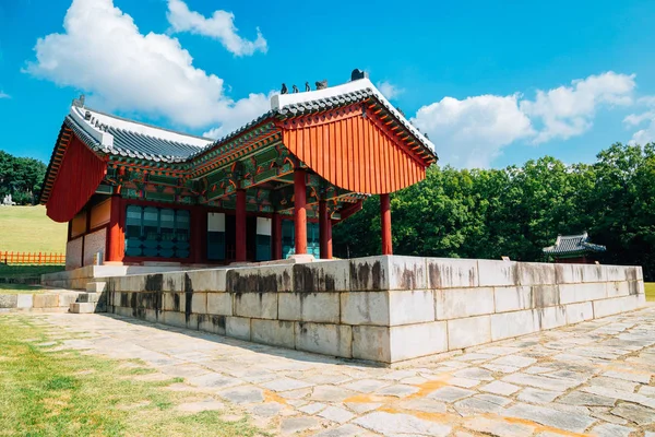 Традиционная корейская архитектура гробниц Юньгнёна и Геоллуна — стоковое фото