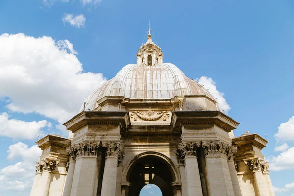 Tetto sotto il cielo blu di Città del Vaticano — Foto Stock