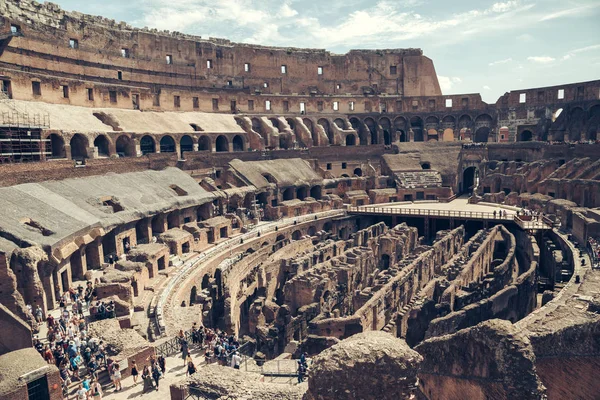 Colisée avec des touristes à Rome, Italie — Photo