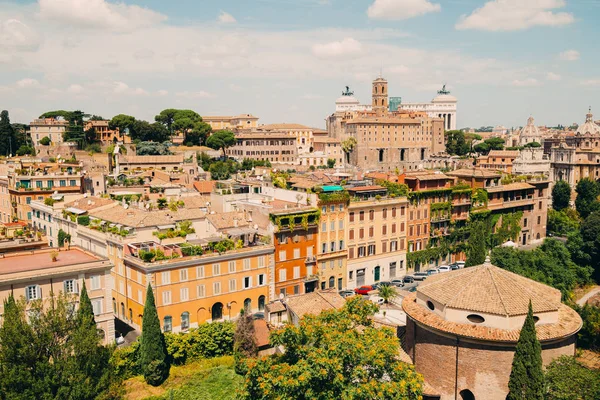 Вид Рима с Римских форумов, Италия — стоковое фото