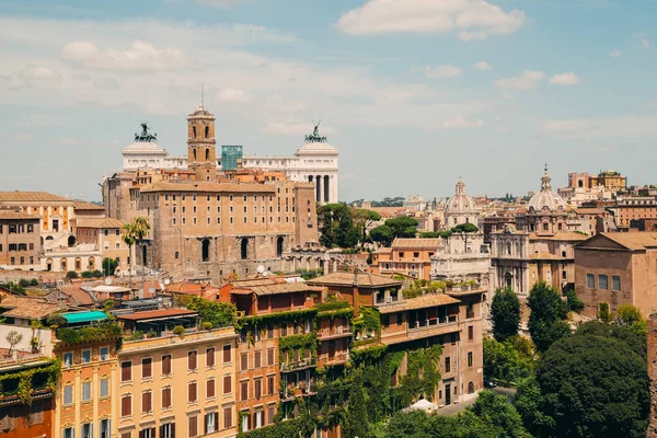 Вид Рима с Римских форумов, Италия — стоковое фото