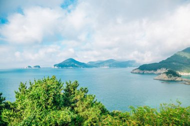 Sinseondae gözlem platformu Geoje, Kore deniz ve ada görünümünden