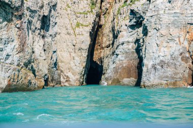 Zümrüt deniz ve Haegeumgang Adası cliff Geoje, Kore
