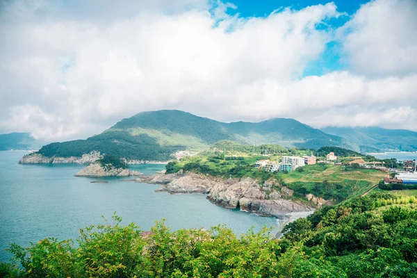 Vista al mar y a la isla desde la plataforma de observación Sinseondae en Geoje, Corea — Foto de Stock