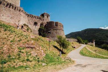 Görünüm Rocca Maggiore içinde tarihi kent Assisi, Umbria, İtalya