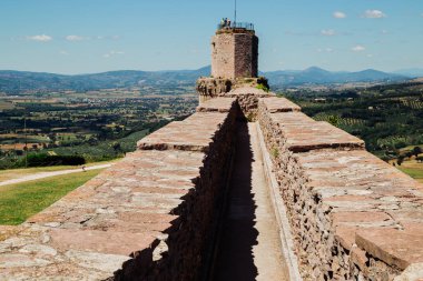 Görünüm Rocca Maggiore içinde tarihi kent Assisi, Umbria, İtalya