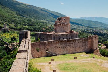 Görünüm Rocca Maggiore içinde tarihi kent Assisi, Umbria, İtalya