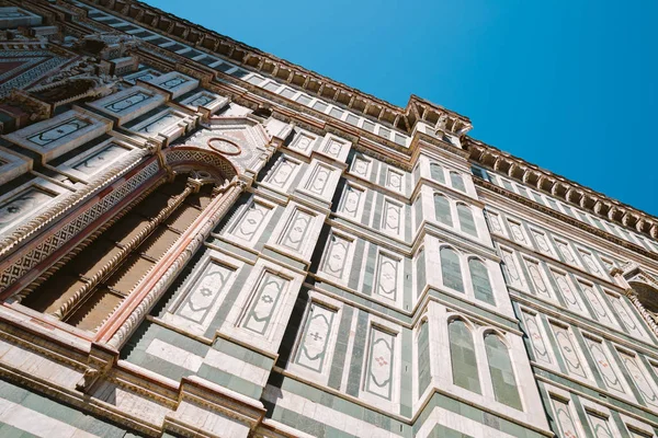 Duomo (Santa Maria del Fiore) vista a basso angolo a Firenze — Foto Stock