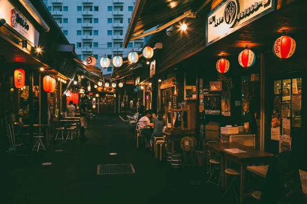 Vista noturna das barracas de comida japonesa rua 'Yatai' em Okinawa, Japão — Fotografia de Stock