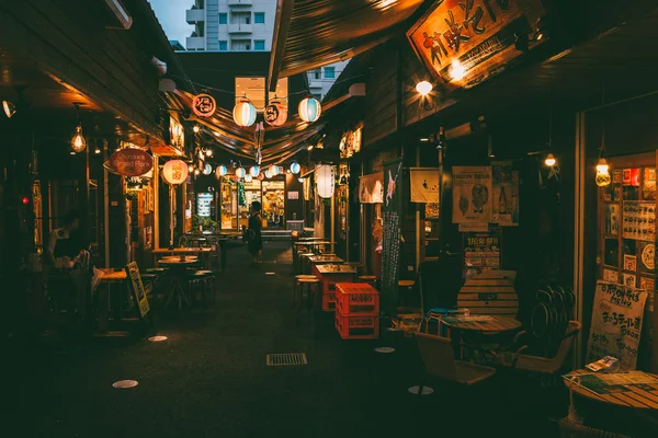 Nattvisning av japansk mat spiltor 'Yatai' street i Okinawa, Japan — Stockfoto