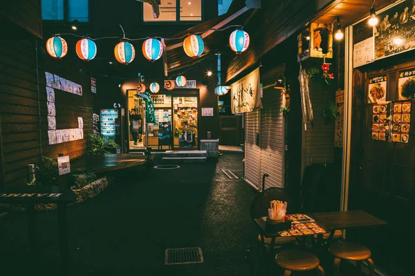 Vista noturna das barracas de comida japonesa rua 'Yatai' em Okinawa, Japão — Fotografia de Stock