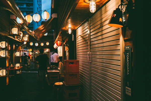 Vista noturna das barracas de comida japonesa rua 'Yatai' em Okinawa, Japão — Fotografia de Stock