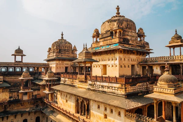 Orchha Fort Jahangir Mahal, starobylé ruiny v Indii — Stock fotografie