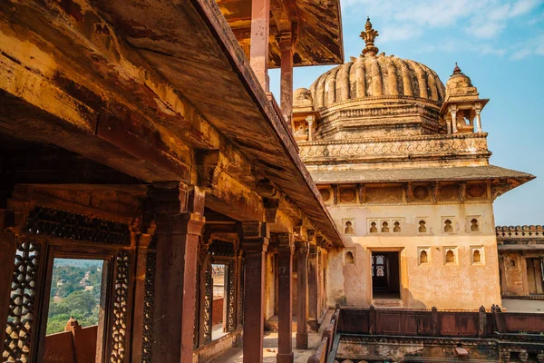 Orchha Fort Jahangir Mahal, starobylé ruiny v Indii — Stock fotografie