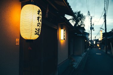 Japon fener Kyoto gecede sokak stil.