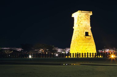 Kore, Gyeongju 'daki Cheomseongdae Gözlemevi' nin gece görüşü