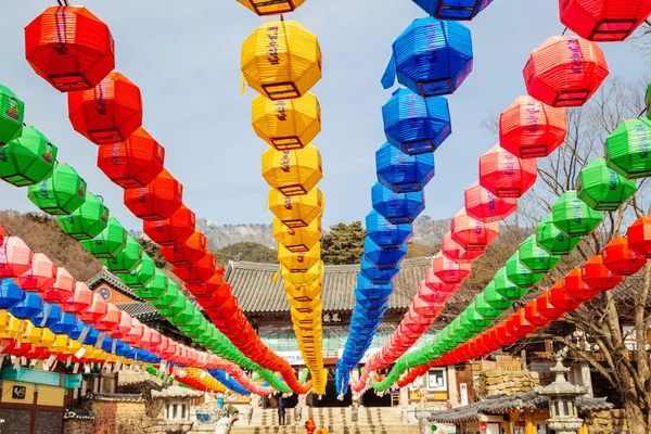 Färgglada lyktor för Buddhas födelsedag i Donghwasa, Daegu, Korea — Stockfoto