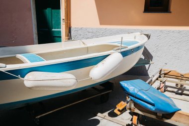 Sahil köyü Manarola Cinque Terre, İtalya için boş tekne