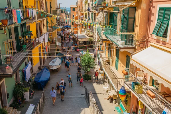 Pueblo costero Manarola, edificios coloridos y calle en Cinque Terre, Italia — Foto de Stock