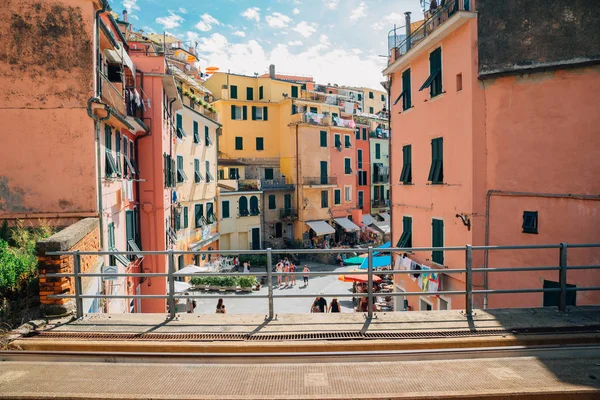 Pueblo costero Vernazza, edificios coloridos y la calle en Cinque Terre, Italia — Foto de Stock