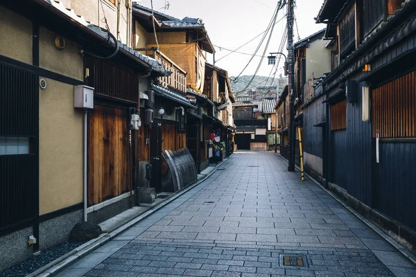 Casa de madeira tradicional japonesa velha na rua de Gion, Kyoto — Fotografia de Stock