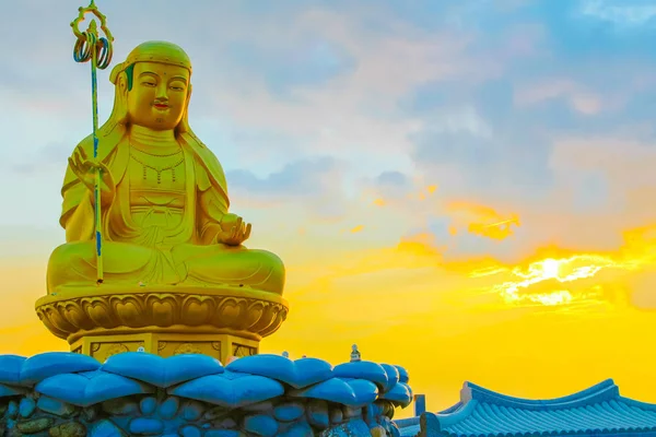Sonnenaufgang hinter der Buddha-Statue im Haedong yonggungsa Tempel in Busan, Korea — Stockfoto