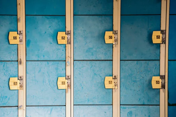 Синие шкафчики Японии — стоковое фото