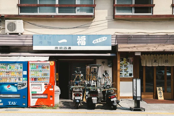 Exterior del restaurante japonés antiguo en Fukuoka, Japón — Foto de Stock