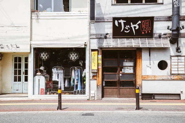 日本の老舗、福岡市に衣料品店外観 — ストック写真