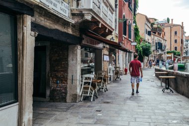 Venice, İtalya - 19 Ağustos 2016: Avrupa mimarisi ve turist yaşlılar