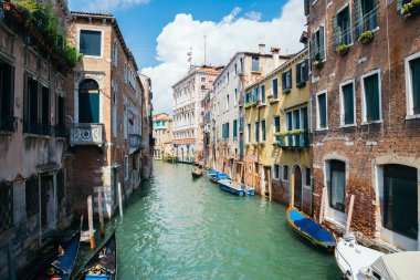 Venice, İtalya - 19 Ağustos 2016: Kanal Avrupa binalar