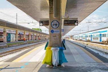 Venice, İtalya - 19 Ağustos 2016: Italia tren istasyonu platformu