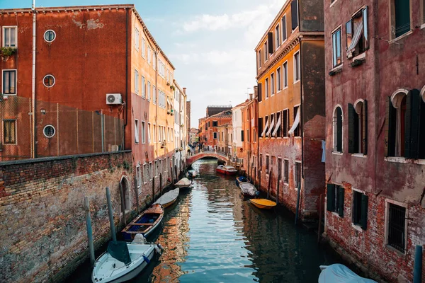 Edificios antiguos europeos con canal en Venecia, Italia — Foto de Stock