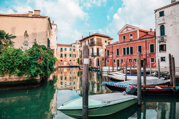 Edificios antiguos europeos con canal en Venecia, Italia — Foto de Stock