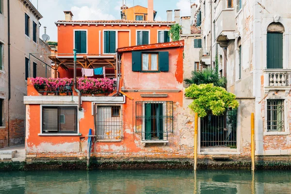 Edificios antiguos europeos con canal en Venecia, Italia — Foto de Stock