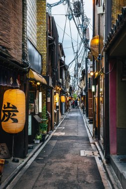 Pontocho, Japon restoran ve pub sokakta akşam Kyoto
