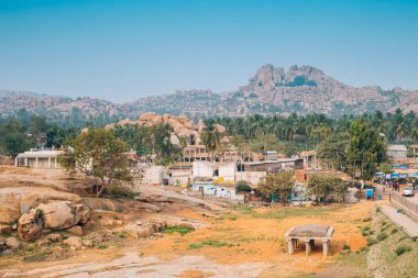 Stone mountain ve palmiye ağaçları, eski kasaba sahne Hampi, Hindistan
