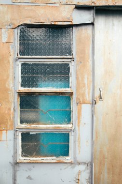 Eski kapı ve cam pencere