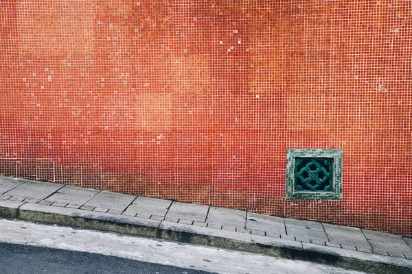 오래 된 빨간 타일 벽과 홍콩에서 경사 거리 — 스톡 사진