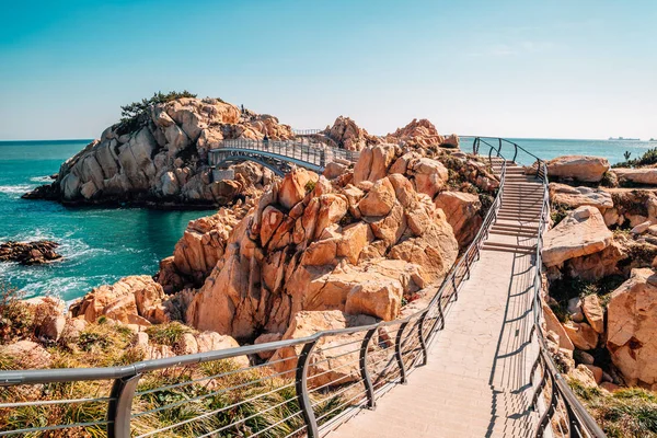 Mar e ponte no parque Daewangam em Ulsan, Coréia — Fotografia de Stock