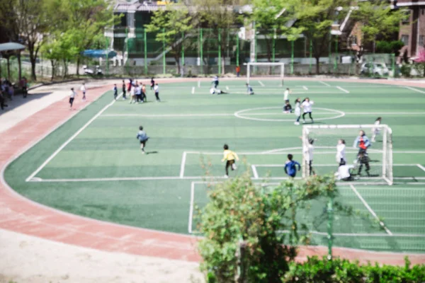 Alunos do ensino fundamental no playground escolar no tempo de educação física na Coréia - foco desfocado — Fotografia de Stock