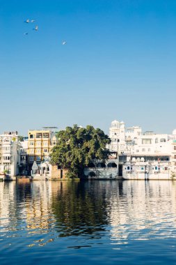 PICHOLA lake ve eski binalar Udaipur, Hindistan