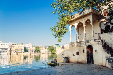 PICHOLA lake ve eski binalarda, Gangaur Ghat Udaipur, Hindistan