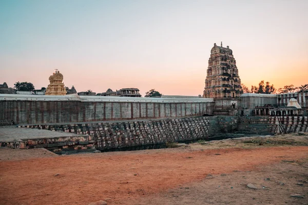 Chrám Šrí Virupakša v době západu slunce v Hampi, Indie — Stock fotografie
