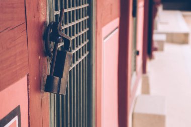 Kore geleneksel ahşap kapı ve kapı kolu