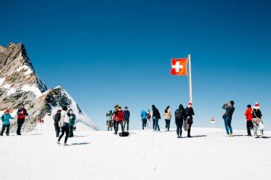 İsviçre bayrağı ve turist insanlar Jungfrau karlı dağ Zirvesi
