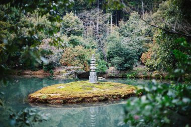 Göl ve taş pagoda içinde Kinkakuji (altın Pavilion), Kyoto, Japonya